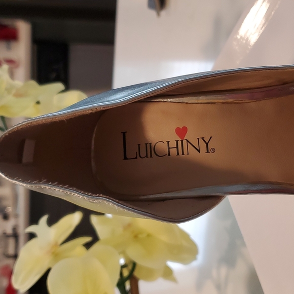 Gorgeous Silver pump! - Picture 5 of 17